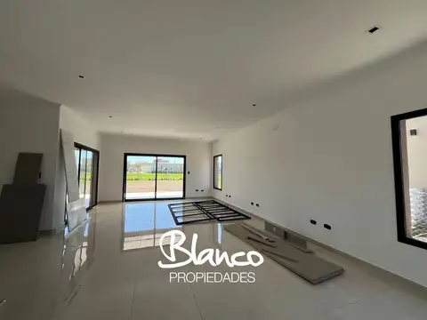 Casa 4 ambientes con 3 baños