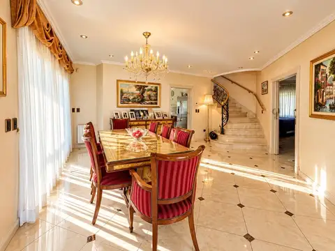 Casa en Venta con 6 cocheras