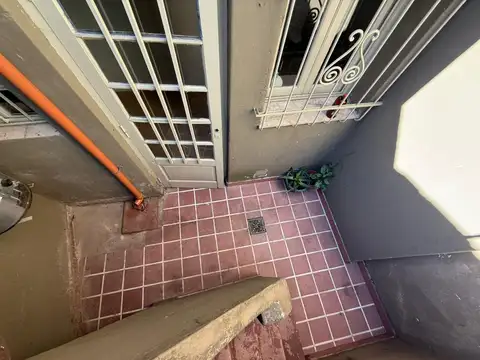 Departamento de pasillo en B° Abasto. 2 patios, terraza. Sin expensas