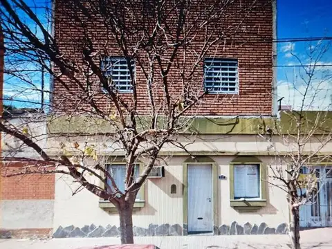 CASA EN VENTA 3 DORMITORIOS EN BARRIO ROCA.
