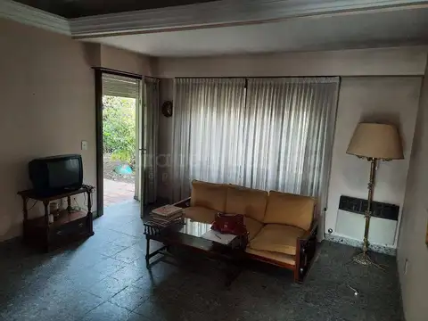 Av Hipolito Irigoyen 400