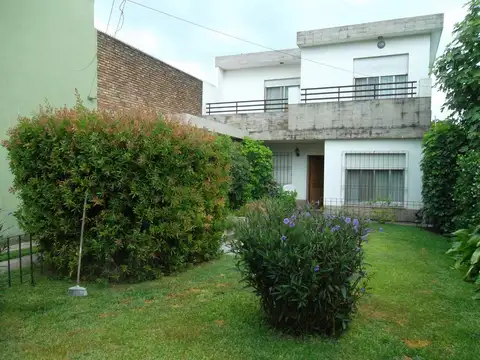 VENTA DE CASA CINCO AMBIENTES.