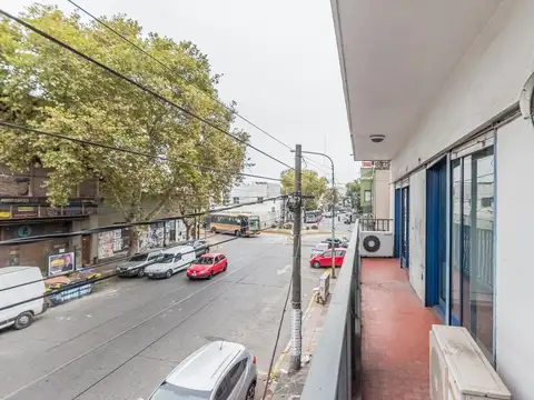 Edificio Comercial en  Quilmes Centro (PB y 2 Pisos,  Patio y Terraza). Se escuchan ofertas 