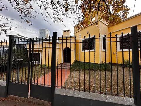 VENTA CASA 3 DORMITORIOS C/PILETA PARQUE CAPITAL