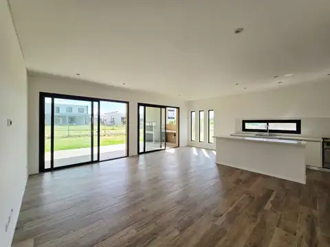 Casa 4 ambientes con 3 baños