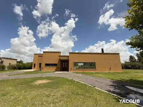 Casa en venta - 4 Dormitorios 4 Baños - 1.750Mts2 - La Plata