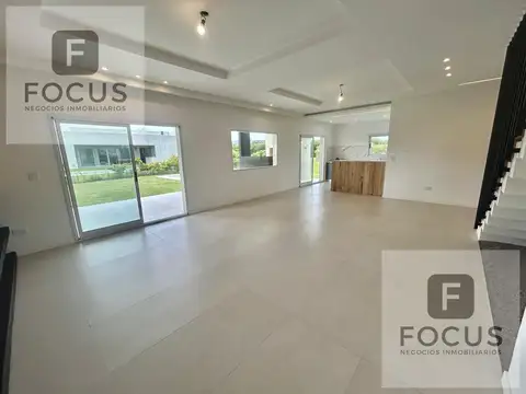 Casa en Venta con 2 cocheras