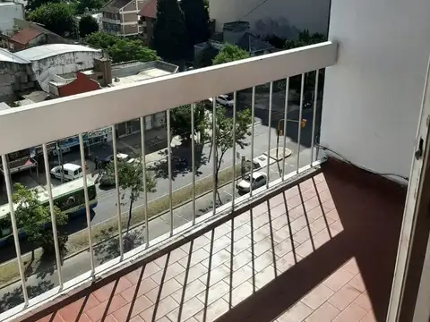 2 AMB. MUY LUMINOSOS SOBRE AVDA. MITRE CON COCHERA