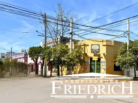 Casa a refaccionar y local comercial