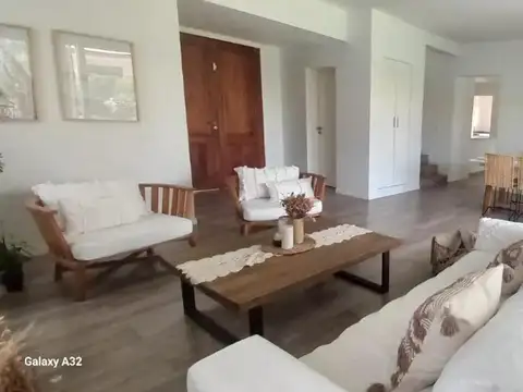 Casa 4 ambientes con 2 baños