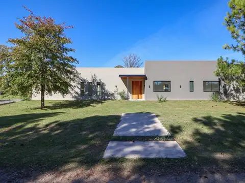 CASA EN VENTA 4 AMB BARRIO LA ELINA LUJAN