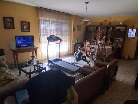 CASA DE 4 AMBIENTES EN VENTA - CASTELAR SUR