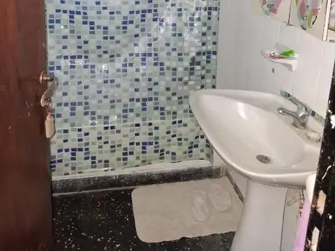 CASA DE 4 AMBIENTES EN VENTA - CASTELAR SUR