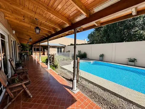 Casa en Venta con 3 cocheras