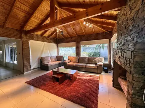 VENTA Casa de 5 ambientes con pileta en Luis Guillón