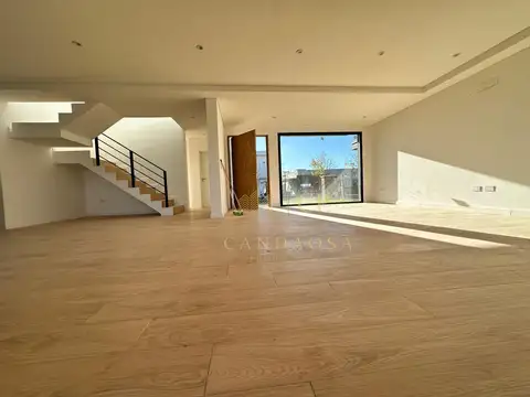Casa 5 ambientes con 3 baños