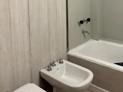 Departamento 3 ambientes en planta baja con patio y cochera – Excelente ubicación