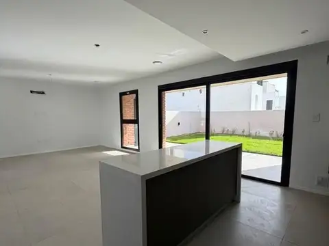 Casa 5 ambientes con 3 baños