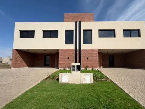 Dúplex en venta en Solares de Manantiales 3 dormitorios, losa radiante, jardín y terraza