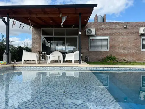 EN VENTA - CASA DE 2 DORMITORIOS CON COMODÍN Y PILETA - ROLDAN