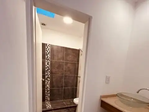 Casa en Alquiler con 4 cocheras