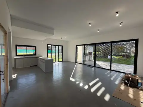 Casa en Venta con 3 cocheras