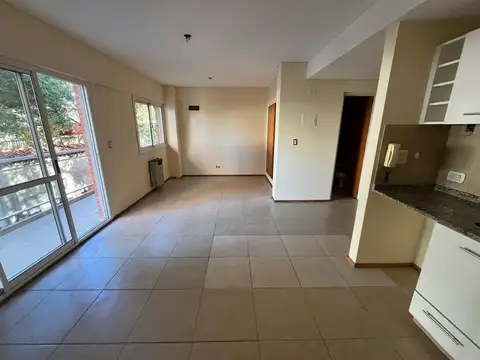 Departamento EN ALQUILER, monoambiente divisible, CON BALCON AL FRENTE.