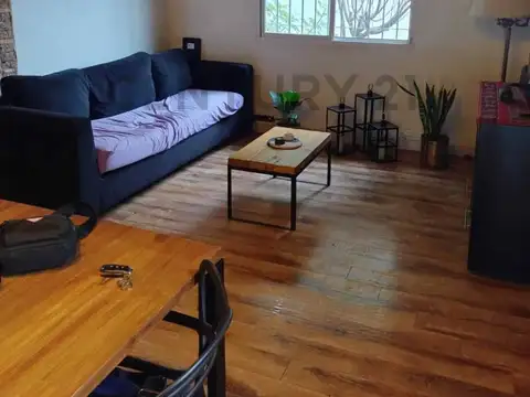 Casa en Alquiler con 3 cocheras