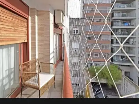 Semipiso 3 ambientes con dependencia/comedor diario. Balcón al contrafrente con vista abierta. Muy luminoso. Palier privado. Cochera y baulera.