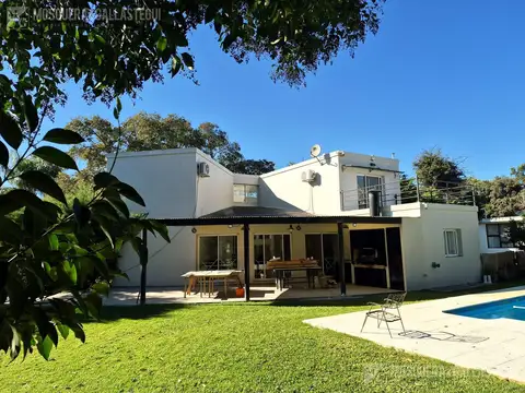 Casa Barrio El Aromo , 4 dormitorios. Pileta. Excelente lote en esquina.