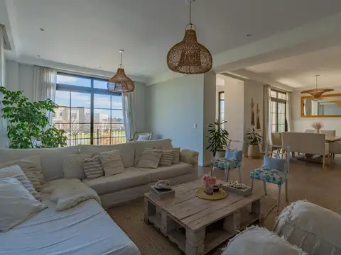 Casa 6 ambientes con 5 baños
