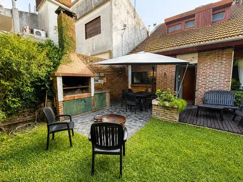 VENTA CASA 5 AMBIENTES en 2 PLANTAS - JARDÍN y COCHERA - Monte Castro