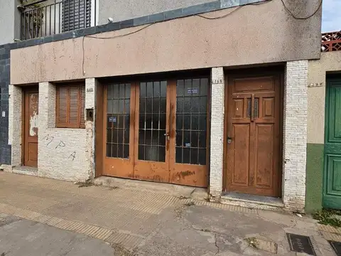VENTA CASA DE 2 DORMITORIOS, COCHERA Y GRAN PATIO