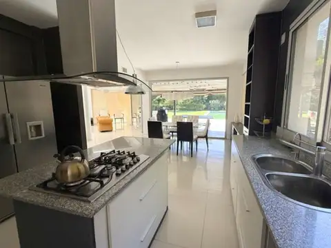 Casa en Alquiler con 1 cochera