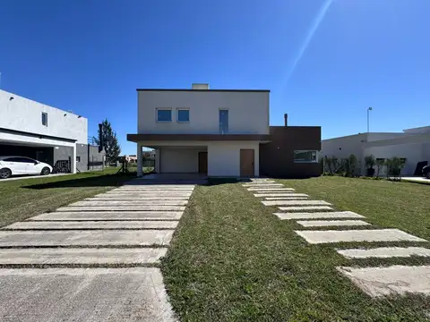 CASA EN VENTA EN LA ALAMEDA BARRIO PRIVADO CANNING