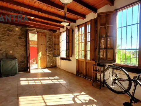 Casa 6 ambientes con 2 baños