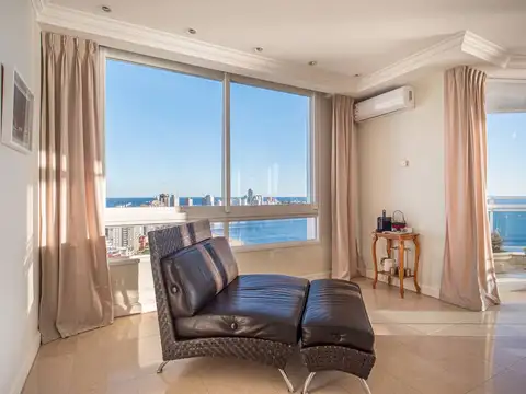 Penthouse duplex en venta en edificio Millenium con vista al mar