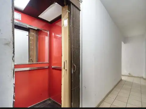 ES OFICINA AL FRENTE PRIMER PISO/ EDIFICIO COMERCIAL APTO