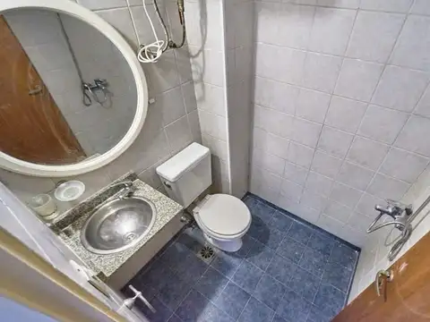 ES OFICINA AL FRENTE PRIMER PISO/ EDIFICIO COMERCIAL APTO