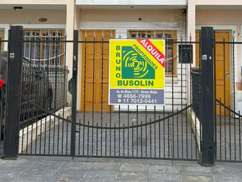 Duplex de 3 ambientes con patio y entrada de coche.