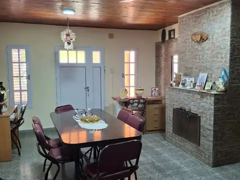 VENTA CASA CON GRAN TERRENO - SARMIENTO
