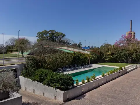 Casa en Alquiler con 3 cocheras