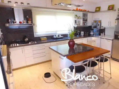 Casa 7 ambientes con 5 baños