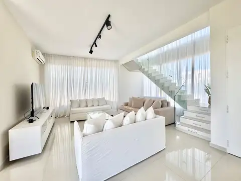 Casa 5 ambientes con 4 baños