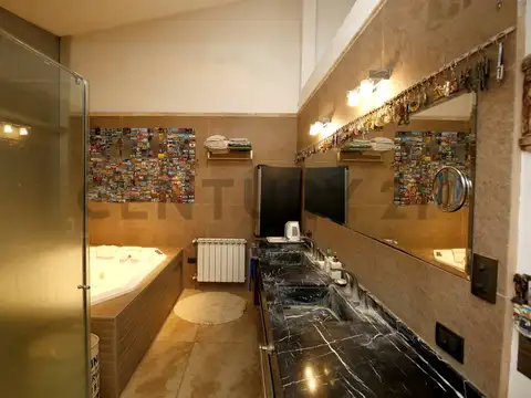 Casa en Venta con 4 cocheras