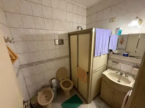 Casa 7 ambientes con 2 baños