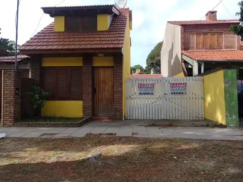 DUPLEX - 2 DORMITORIOS + AL FRENTE + AMPLIO PATIO + COCHERA PARA 2 AUTOS  