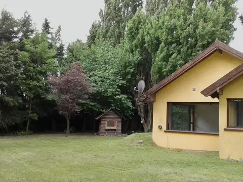 Casa cinco ambientes sobre dos terrenos de 1530 m2 de superficie en total.