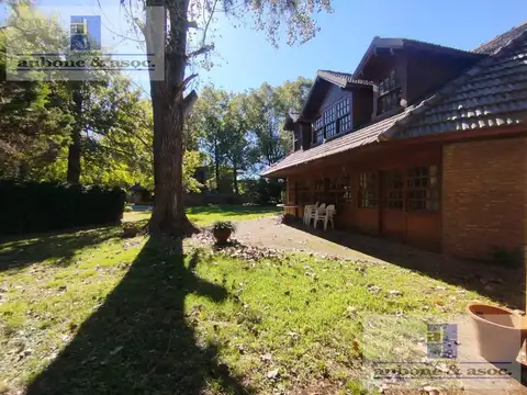 Casa en Venta con 3 cocheras