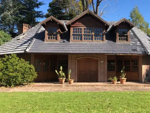 Casa  de 3/4 dormitorios con una excelente calidad y diseño en Pinotea  